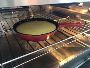 烤箱已经预热过了，把铸铁锅放入中层，上下火180度烤20分钟。