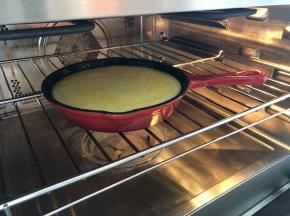 烤箱已经预热过了，把铸铁锅放入中层，上下火180度烤20分钟。