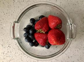 烤制荷兰松饼的时候，把你喜欢的水果洗好，切好。