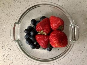 烤制荷兰松饼的时候，把你喜欢的水果洗好，切好。