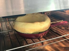 荷兰松饼在烤箱里的时候涨的比较高，松饼在出炉后，膨胀起来的部分会慢慢塌陷，最后形成一个扁平的小浅碗的样子，这是正常现象哦！