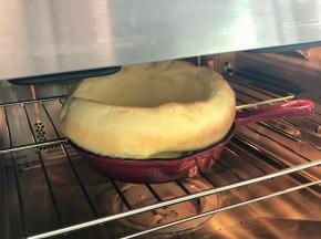 荷兰松饼在烤箱里的时候涨的比较高，松饼在出炉后，膨胀起来的部分会慢慢塌陷，最后形成一个扁平的小浅碗的样子，这是正常现象哦！