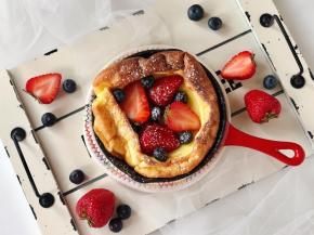 最后，你可以在里面放上你喜欢的水果，撒上糖粉，淋上蜂蜜，甚至加一些冰淇淋也是可以的哟。