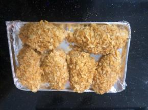 全部做好了摆在铺有锡纸的烤盘上，锡纸可以先刷一层油。