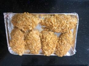 全部做好了摆在铺有锡纸的烤盘上，锡纸可以先刷一层油。
