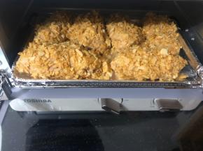 东芝小烤箱180度预热5分钟后，把鸡翅摆入烤箱。