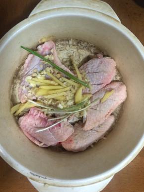 加入蒜末，姜丝和葱段。