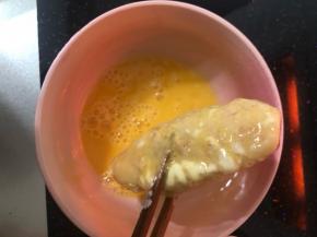 裹上鸡蛋液。