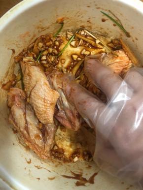 给它抓匀。放冰箱冷藏腌制一晚上，最少也要腌制2小时。