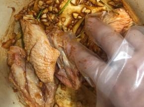 给它抓匀。放冰箱冷藏腌制一晚上，最少也要腌制2小时。
