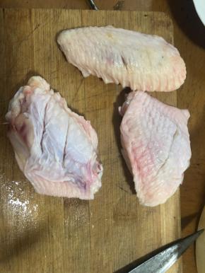 鸡翅洗净正面反面都给它来两刀，便于入味。