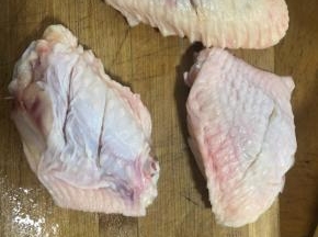 鸡翅洗净正面反面都给它来两刀，便于入味。