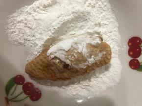 鸡翅先裹一层淀粉。