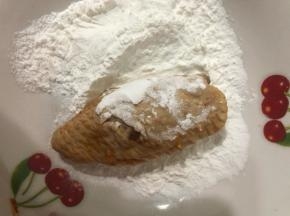鸡翅先裹一层淀粉。