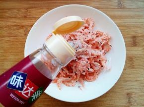 鳞虾洗净，加入盐、胡椒粉、料酒、白糖抓拌均匀，腌制十分钟。