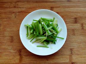 小麦芹洗净切段。