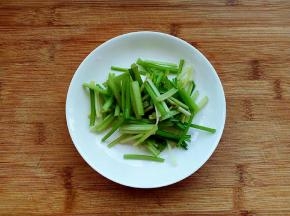 小麦芹洗净切段。