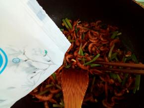 炒出香味后放入小麦芹，少许盐调味，芹菜断生即可出锅。