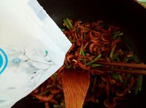炒出香味后放入小麦芹，少许盐调味，芹菜断生即可出锅。