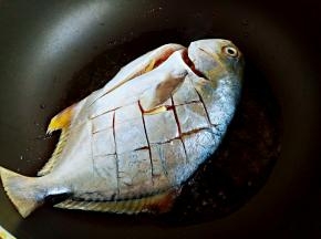 起锅热油，把鱼放进去煎制。