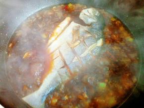 加入一勺豆瓣酱、红油辣椒或者直接用红油豆瓣也行，炒香后加入开水，把鱼放进去，煮开后转小火，盖盖焖20分钟。