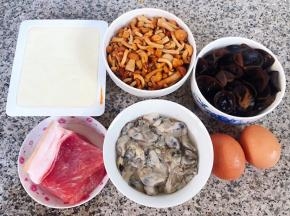 准备原材料豆腐、滑子蘑、牡蛎、鲜肉、木耳、鸡蛋