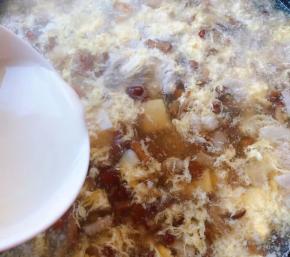 放入木耳烧开后淋入水淀粉勾芡