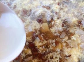 放入木耳烧开后淋入水淀粉勾芡