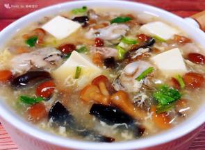 鲜美可口的滑子蘑鲜肉牡蛎豆腐羹装入容器中就大功告成了