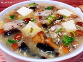 鲜美可口的滑子蘑鲜肉牡蛎豆腐羹装入容器中就大功告成了