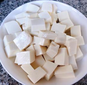 豆腐切成块状