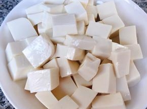 豆腐切成块状