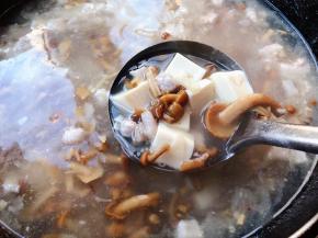 添加清水或者高汤大火煮开
