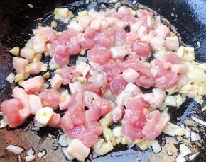 锅中倒入油加热放入葱姜蒜爆香再放入鲜肉大火快速翻炒