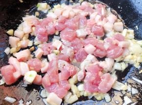 锅中倒入油加热放入葱姜蒜爆香再放入鲜肉大火快速翻炒