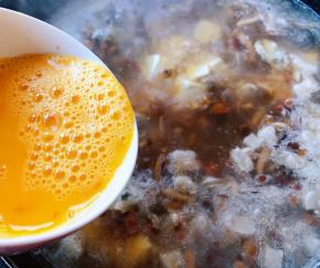 汤开时将蛋液淋入汤里