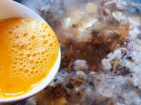 汤开时将蛋液淋入汤里