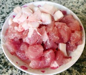鲜肉切成小块状