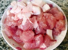 鲜肉切成小块状