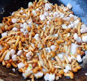 放入滑子蘑翻炒均匀