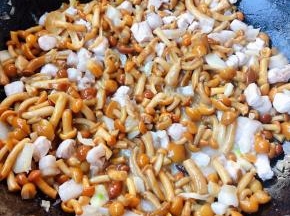 放入滑子蘑翻炒均匀