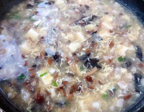 放入盐和味精调味均匀最后撒上葱花和香菜提鲜即可出锅享用