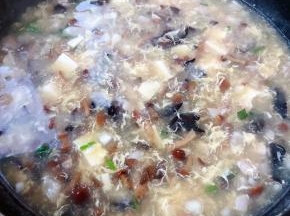 放入盐和味精调味均匀最后撒上葱花和香菜提鲜即可出锅享用