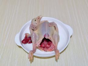 首先将乳鸽清洗干净，肚子里面一定要清洗彻底，再用厨房用纸将水分擦干，放入盘中。