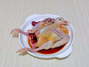 再加入2小勺生抽。