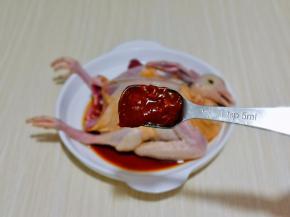 加入2小勺黄豆酱，我用的是椒麻香味的黄豆酱。