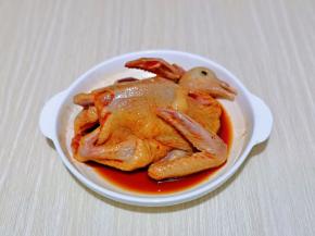 戴上食品手套，按摩乳鸽的整个身体，包括肚子里面，一定要将乳鸽全部吸收到酱汁，盖上盖子腌制3-4小时。(也可以放入冰箱腌制一夜)
