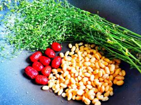 锅中铺上荠菜，放入红枣，黄豆。