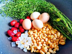 然后加入冰糖和鸡蛋。