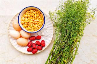 新鲜荠菜洗净，红枣洗干净，黄豆提前浸泡一晚，鸡蛋洗净淋一遍冷水，轻敲出一点裂纹。